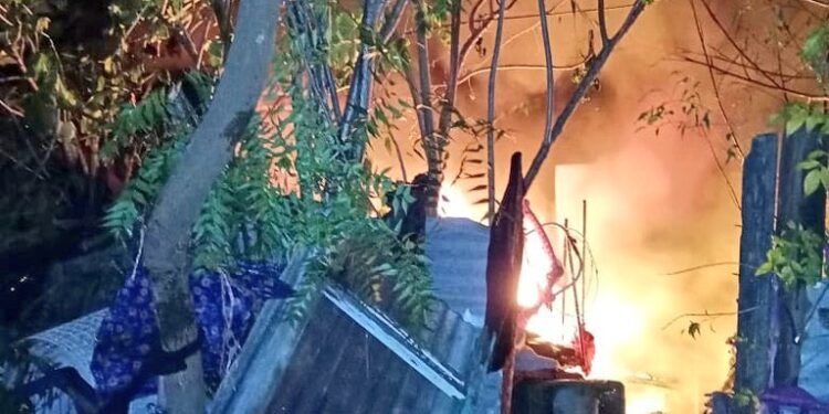 Incendio consume vivienda en Usulután.