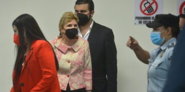 Envían a ex primera dama a cárcel de mujeres.