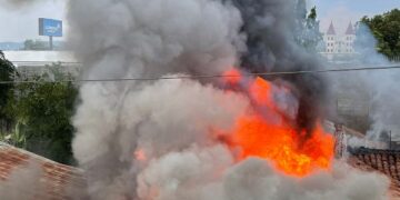 Incendio consumió bodega y locales comerciales en el centro de San Miguel.