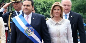 Condenan a exprimera dama por lavado de dinero.