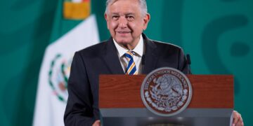 AMLO pide no “exagerar” en medidas por tercera ola de COVID-19.