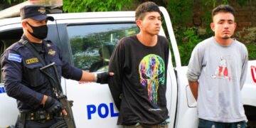 Capturan a dos sujetos por robo en Apopa.