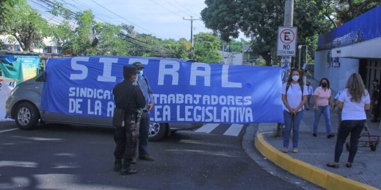 Sindicalistas exigen reinstalo de empleados y cese de despidos en A.L.
