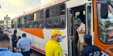 Salud verifica que transportistas cumplan medidas de bioseguridad.