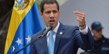 Guaidó acusa a gobierno de Maduro de financiar persecución en “Cuba”.