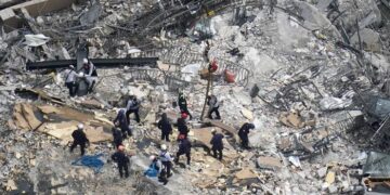 Continúa búsqueda de desaparecidos tras derrumbe de edificio en Miami.