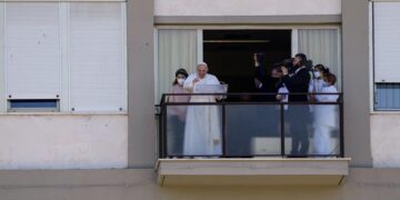 Papa Francisco aparece por primera vez, después de cirugía.