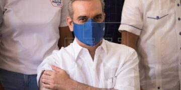 Luis Abinader, presidente de Rep. Dominicana recibe una tercera dosis contra el covid-19.