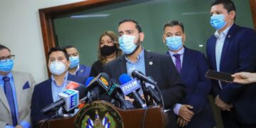 Ministro de Salud solicita reforma del decreto que prohibía aglomeraciones.