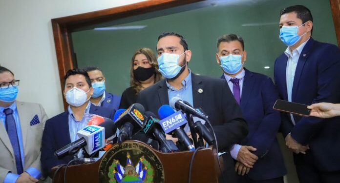 Ministro de Salud solicita reforma del decreto que prohibía aglomeraciones.