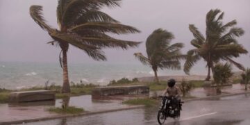 Incrementan las lluvias a causa de la tormenta tropical Elsa en el país.