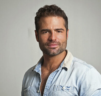 Roberto Manrique anuncia que es homosexual y habla de su pareja.