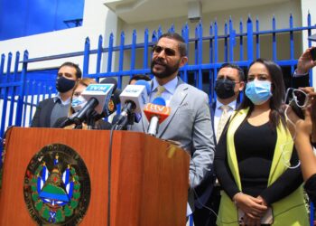 Diputados de NI piden a la FGR investigar a exfuncionarios ligados a sobresueldos.