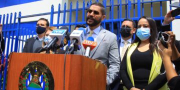 Diputados de NI piden a la FGR investigar a exfuncionarios ligados a sobresueldos.