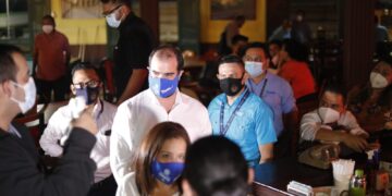 Verifican protocolos de bioseguridad en bares del Centro Histórico.