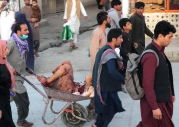 La sangre de afganos continúa derramándose, tras dos atentados en aeropuerto de Kabul.