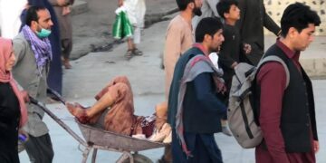 La sangre de afganos continúa derramándose, tras dos atentados en aeropuerto de Kabul.
