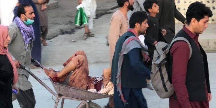 La sangre de afganos continúa derramándose, tras dos atentados en aeropuerto de Kabul.