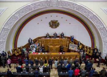 Ente electoral venezolano amplía plazo para inscribir candidatos a comicios.