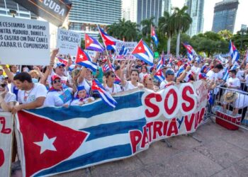 Libertad para Cuba, Nicaragua y Venezuela, gritan miles de personas en Miami.