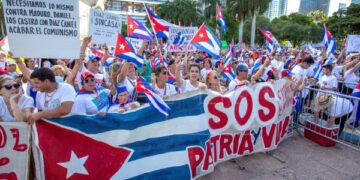 Libertad para Cuba, Nicaragua y Venezuela, gritan miles de personas en Miami.