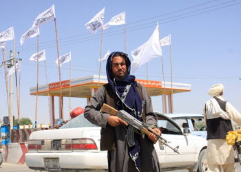 El presidente afgano huye del país, luego de que los talibanes tomaran el control de Kabul.