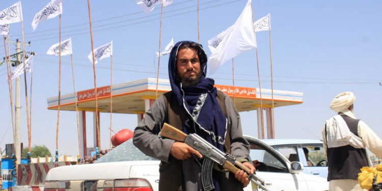 El presidente afgano huye del país, luego de que los talibanes tomaran el control de Kabul.