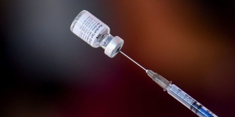 EE. UU. se convierte en el primer país en aprobar completamente la vacuna Pfizer.