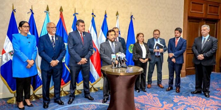 Vicepresidente Felix Ulloa anuncia que ha sido terminado el proyecto de reforma a la Constitución.