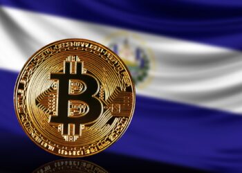 Salvadoreños evalúan el bitcoin y el desempeño de funcionarios públicos.