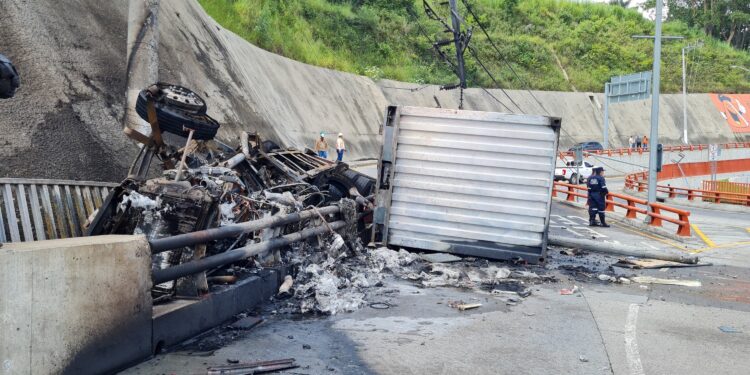 Rastra se quema en El Paso del Jaguar, tras problemas mecánicos