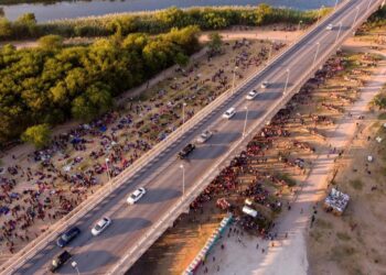 Texas registra masivo cruce de migrantes en la frontera.