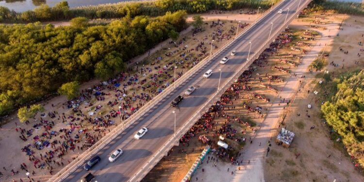 Texas registra masivo cruce de migrantes en la frontera.