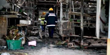 Comerciantes del mercado San Miguelito inspeccionan los daños ocasionados por el incendio.