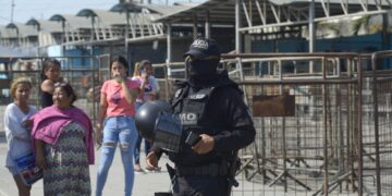 Motín en cárcel de Ecuador deja más de 100 muertos.