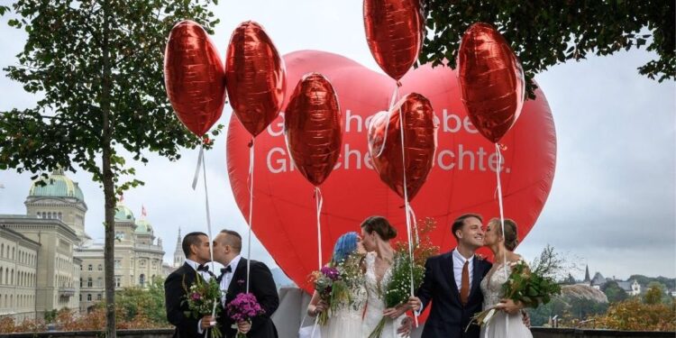 Suiza aprueba matrimonio entre personas del mismo sexo.