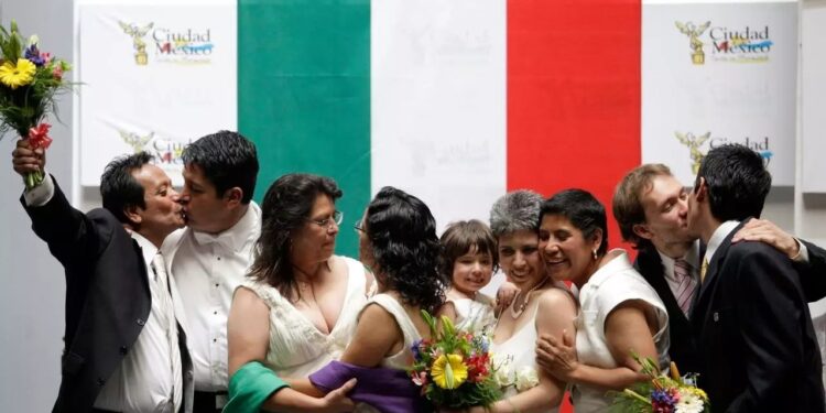 Congreso de Querétaro, México, aprueba matrimonio igualitario.