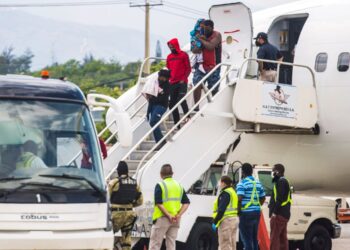 EE.UU. comienza a deportar haitianos retenidos en frontera.