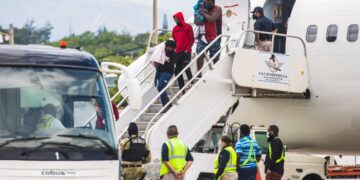 EE.UU. comienza a deportar haitianos retenidos en frontera.