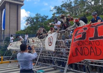 Salvadoreños se manifiestan frente a la Asamblea Legislativa y piden derogar la Ley Bitcoin.