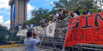 Salvadoreños se manifiestan frente a la Asamblea Legislativa y piden derogar la Ley Bitcoin.