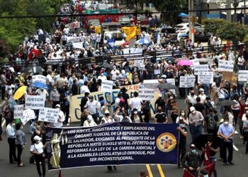 Jueces se unen y llegan manifestándose a la Asamblea Legislativa.