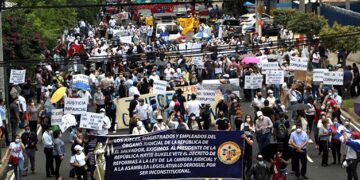 Jueces se unen y llegan manifestándose a la Asamblea Legislativa.