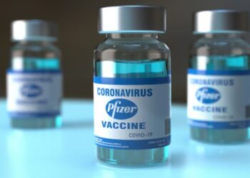 EE.UU. aprueba tercera dosis de Pfizer para personas de riesgo y mayores de 65 años.