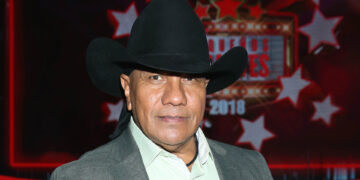 Lupe Esparza de Bronco, da positivo a Covid-19 y se ve obligado a suspender conciertos.