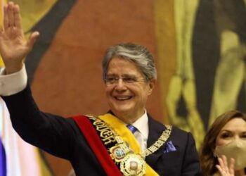 Presidente de Ecuador asegura no tener propiedades en paraísos fiscales.