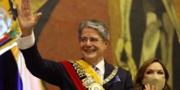 Presidente de Ecuador asegura no tener propiedades en paraísos fiscales.