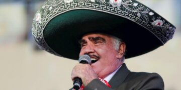 ¿Vicente Fernández con muerte cerebral? así lo asegura una periodista, el hijo del artista lo niega.