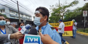 Sindicato de vigilancia privada de El Salvador salió a protestar, denunciando violaciones a sus derechos laborales.