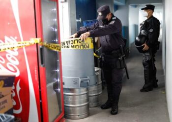 Ingresan de contrabando barriles de cerveza al estadio Cuscatlán.